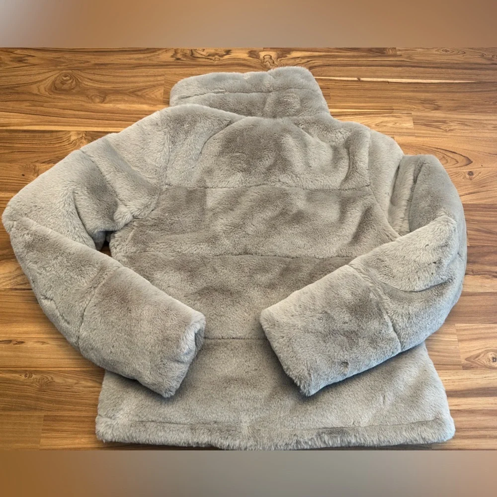 Abercrombie Faux Fur Mini Puffer Size Extra Small Light Grey - Picture 11 of 11